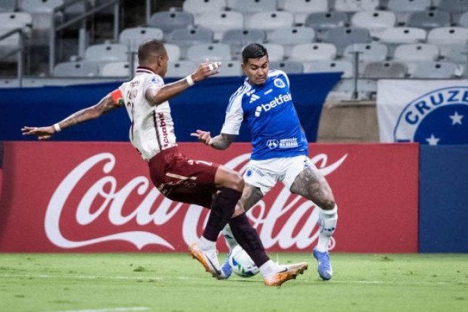 DUDU - Um dos poucos que se salvaram. Se movimentou, buscou o jogo e tentou criar. Além disso, sofreu o pênalti convertido por Gabigol. NOTA: 6,5 - Foto: Gustavo Aleixo/Cruzeiro