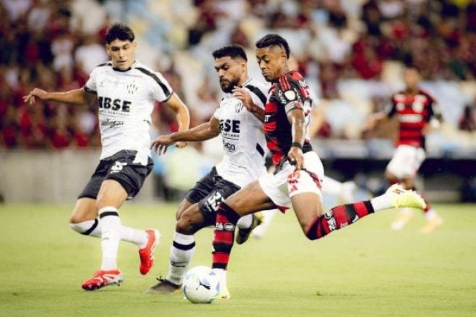 BRUNO HENRIQUE – Com Juninho de 9, voltou a jogar em seu setor, pela esquerda. Mas esteve marcadíssimo e mesmo tentando dribles e jogadas individuais, não achou espaços no primeiro tempo. Na etapa final, perdeu a maior chance da partida, nos acréscimos.  NOTA: 5,5 Foto: Adriano Fontes/ Flamengo