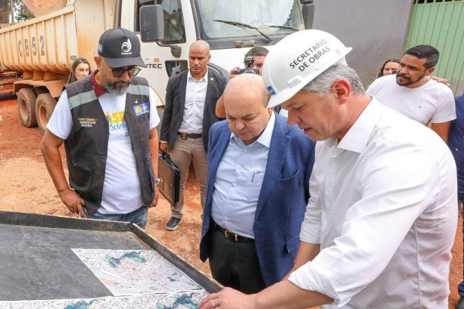 Ibaneis Rocha e Walter Casimiro no trecho 3 do Sol Nascente, acompanhando o andamento das obras. - (crédito: Agência Brasília) Ibaneis Rocha e Walter Casimiro no trecho 3 do Sol Nascente, acompanhando o andamento das obras. - (crédito: Agência Brasília)