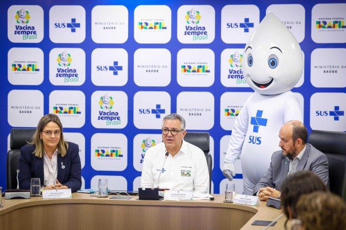 Para o ministro Alexandre Padilha, o espaço da escola deve servir, também, para divulgar e realizar campanha de vacinação — que vai até dia 25 - (crédito: Walterson Rosa/MS) Para o ministro Alexandre Padilha, o espaço da escola deve servir, também, para divulgar e realizar campanha de vacinação — que vai até dia 25 - (crédito: Walterson Rosa/MS)