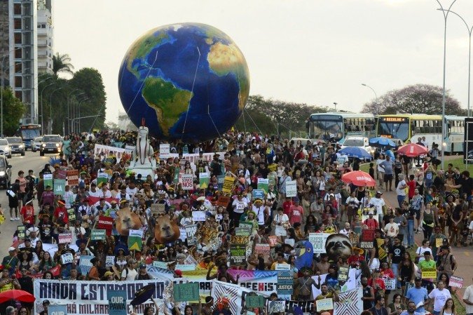  Marcha de indigenas do movimentoTerra Livre na Esplanda dos Ministérios 