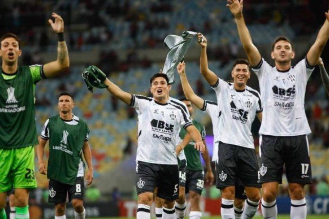 Atletas comemorando a vitória na direção de onde estava a sua torcida no Maracanã - (crédito: Foto: Divulgação/CA Central Córdoba) Atletas comemorando a vitória na direção de onde estava a sua torcida no Maracanã - (crédito: Foto: Divulgação/CA Central Córdoba)