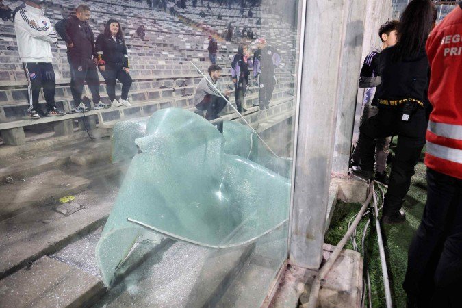 Vidros que separam as arquibancadas do campo foram quebrados por torcedores do Colo-Colo