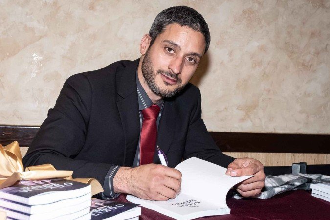 Jonas Correia autografando o livro