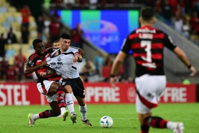 CENTRAL CÓRDOBA – O time argentino mostrou falhas defensivas, mas teve a sorte de ver o Flamengo nada eficaz (18 chutes e um gol). Contudo, no ataque, foi letal, 75% de chutes certos e duas bolas no alvo. Cufré se mostrou perigoso nas raras vezes em que apoiou, e o goleiro Aguerre realizou boas defesas. Florentin foi um leão na marcação e ainda fez o gol que se tornou o da vitória. NOTA: 7,0. Foto: Divulgação/Conmebol.
