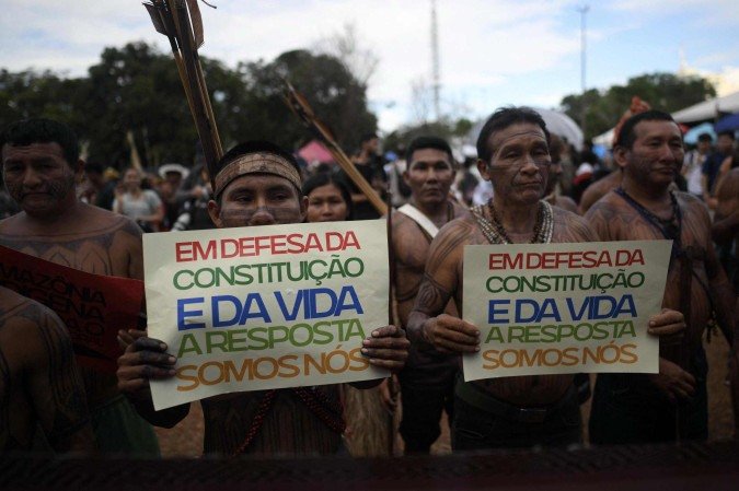 Indígenas Munduruku participam de manifestação durante o Acampamento Terra Livre, em Brasília - (crédito: MAURO PIMENTEL / AFP) Indígenas Munduruku participam de manifestação durante o Acampamento Terra Livre, em Brasília - (crédito: MAURO PIMENTEL / AFP)