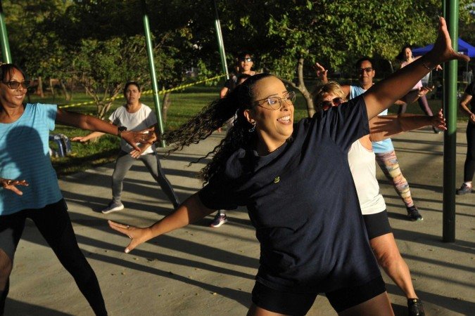 Professora Áudila Badaró dá aulas de dança gratuita no Parque Bosque do Sudoeste 