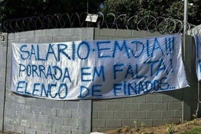 Torcida do Cruzeiro protesta nesta quinta-feira - (crédito: Reprodução / O Tempo) Torcida do Cruzeiro protesta nesta quinta-feira - (crédito: Reprodução / O Tempo)