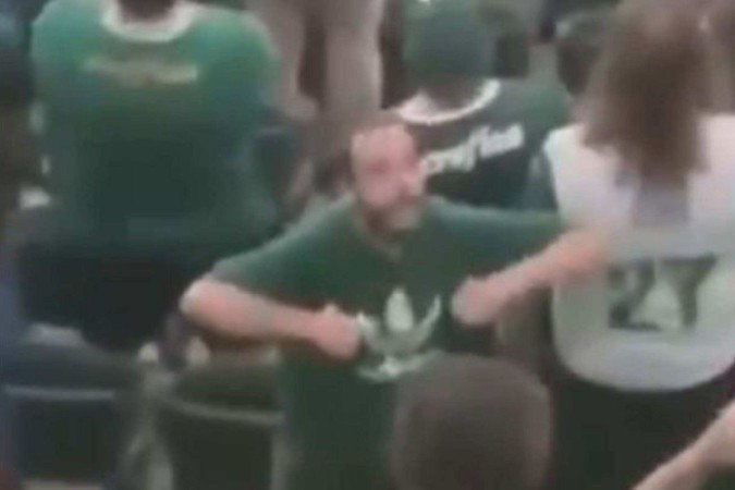 Palmeiras idenficou torcedor que fez gestos racistas no Alianz Parque - (crédito: Reprodução) Palmeiras idenficou torcedor que fez gestos racistas no Alianz Parque - (crédito: Reprodução)