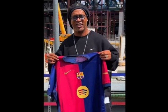 Ronaldinho Gaúcho visita obra do Camp Nou -  (crédito: Divulgação/ Barcelona)