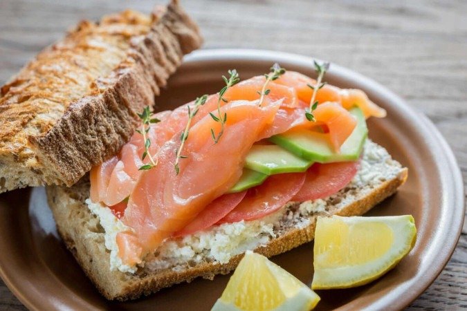 Sanduíche de salmão com queijo cottage (Imagem: Alexander Prokopenko | Shutterstock) - (crédito: EdiCase) Sanduíche de salmão com queijo cottage (Imagem: Alexander Prokopenko | Shutterstock) - (crédito: EdiCase)