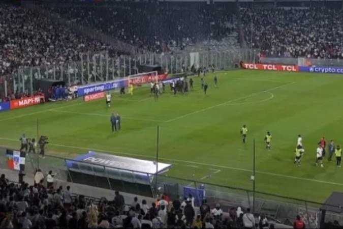 Vandalismo no jogo entre Colo-Colo e Fortaleza -  (crédito: Foto: Reprodução)