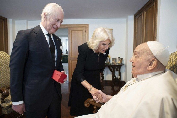 Rei Charles III e rainha Camilla visitam papa Francisco
