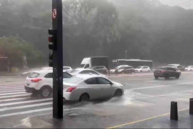 Chuva em SP provoca alagamentos, falta de luz e cancelamentos de voos