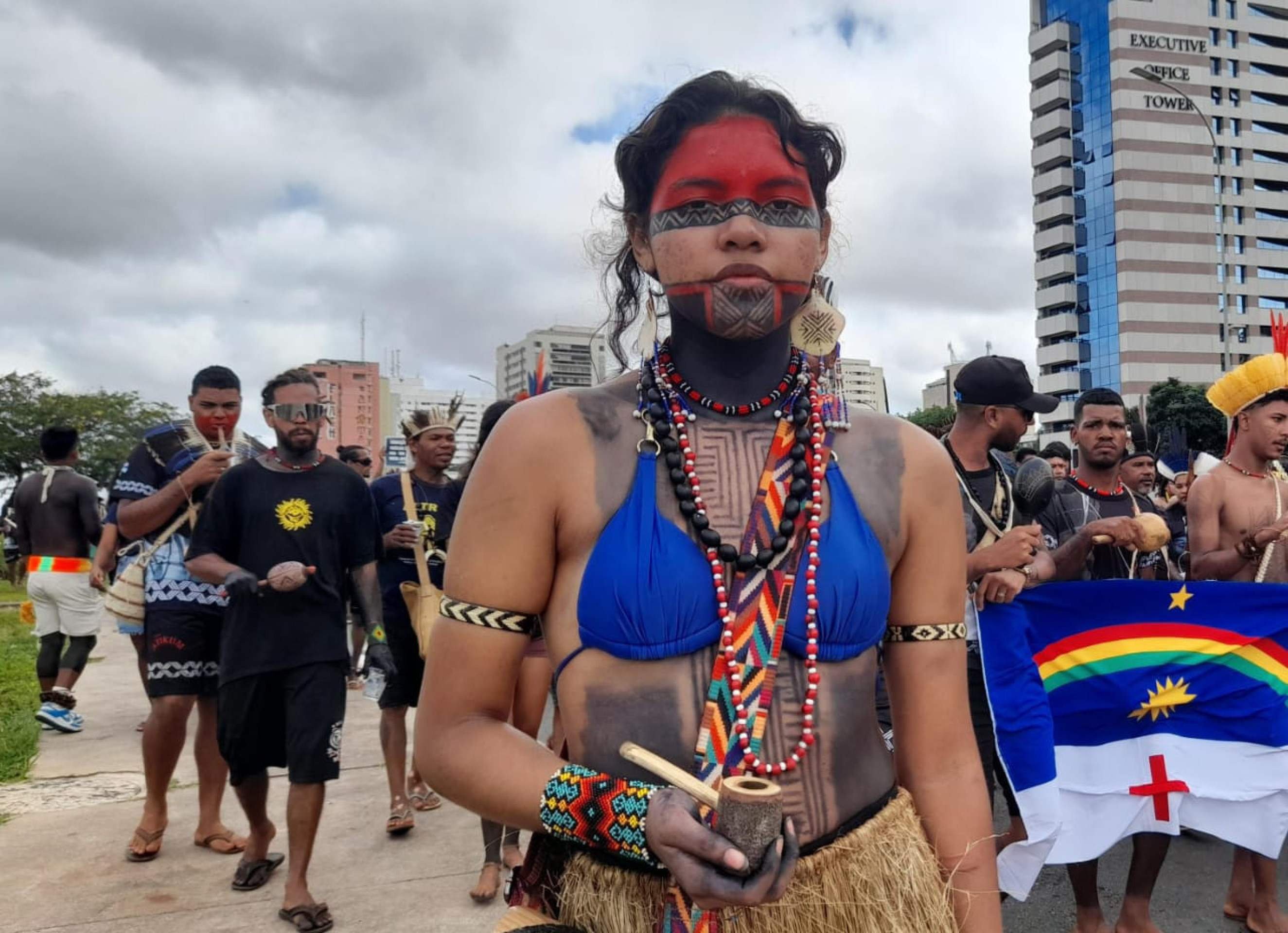 Evelyn Renan, 15, carregava, nas pinturas de jenipapo em seu rosto, a força ancestral do povo Caingangue-Guarani