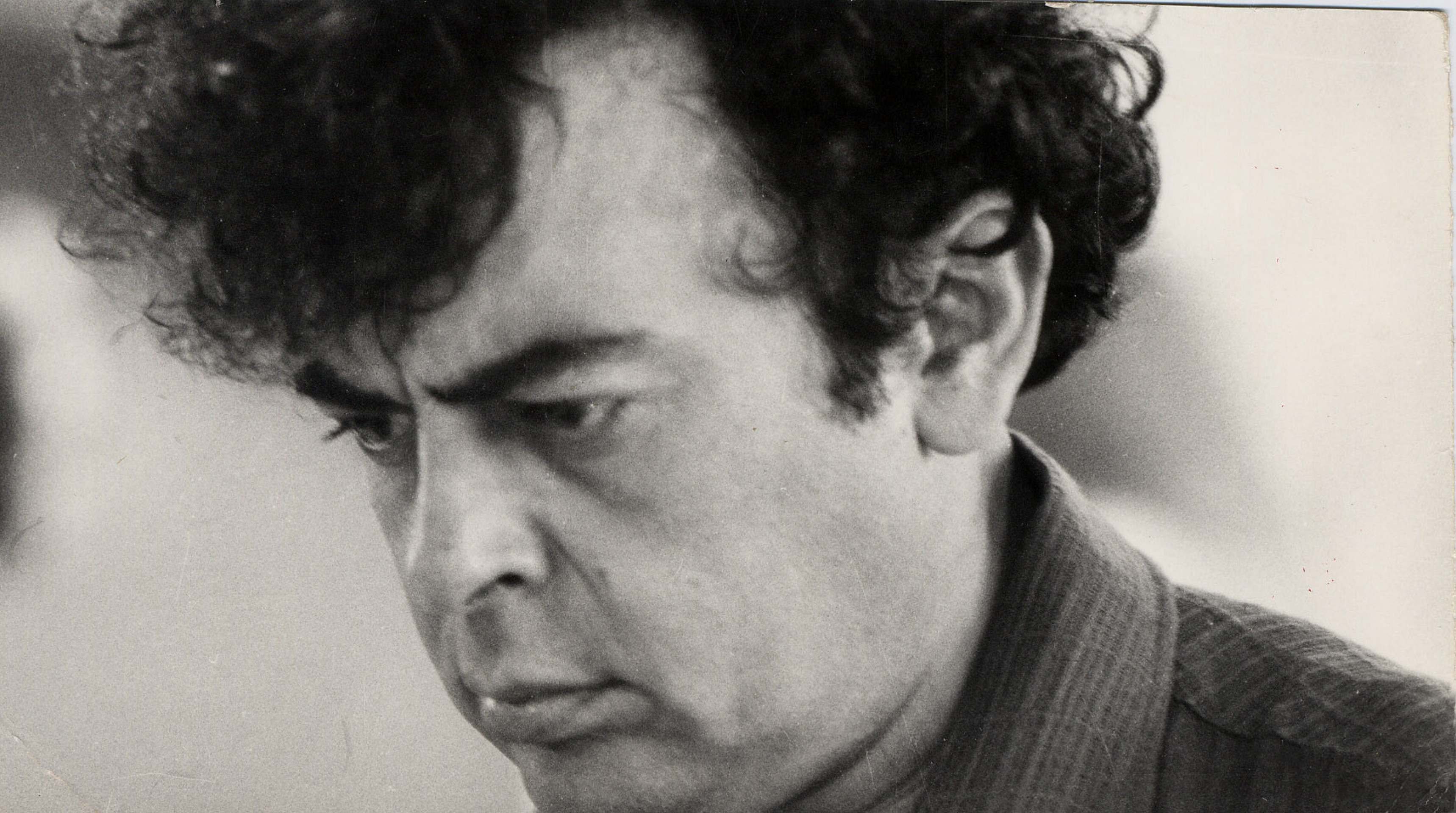 Crédito: J. França/CB/D.A Press. Brasil. Brasí­lia - DF. Divulgação do semanário carioca Enfim. Cineasta e jornalista Glauber Rocha, na Redação do Correio Braziliense em setembro de 1979.        