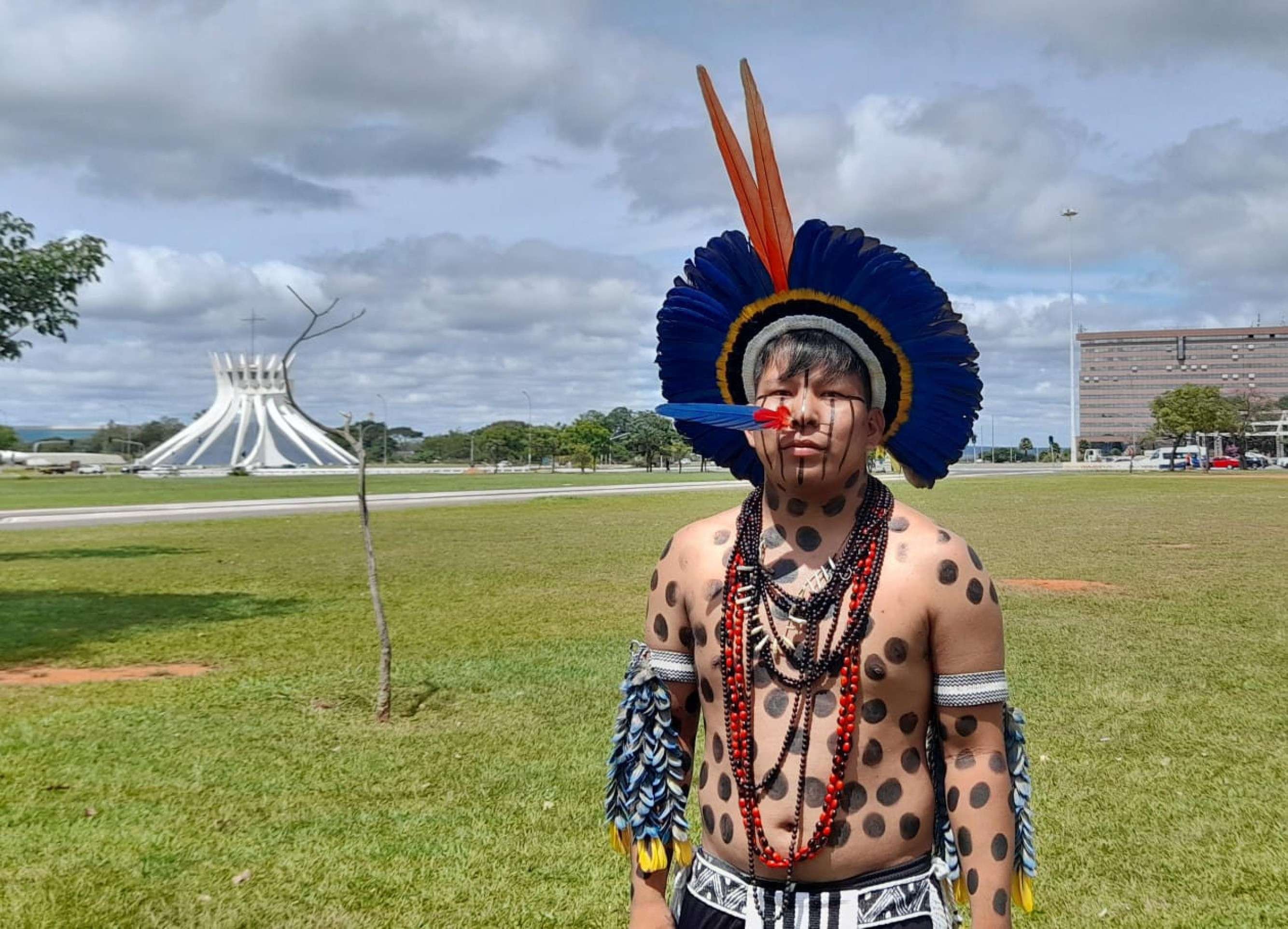 Clédson Kanuxi, 22, ostentava com orgulho o xirete — adorno nasal de taquara dos Manoque
