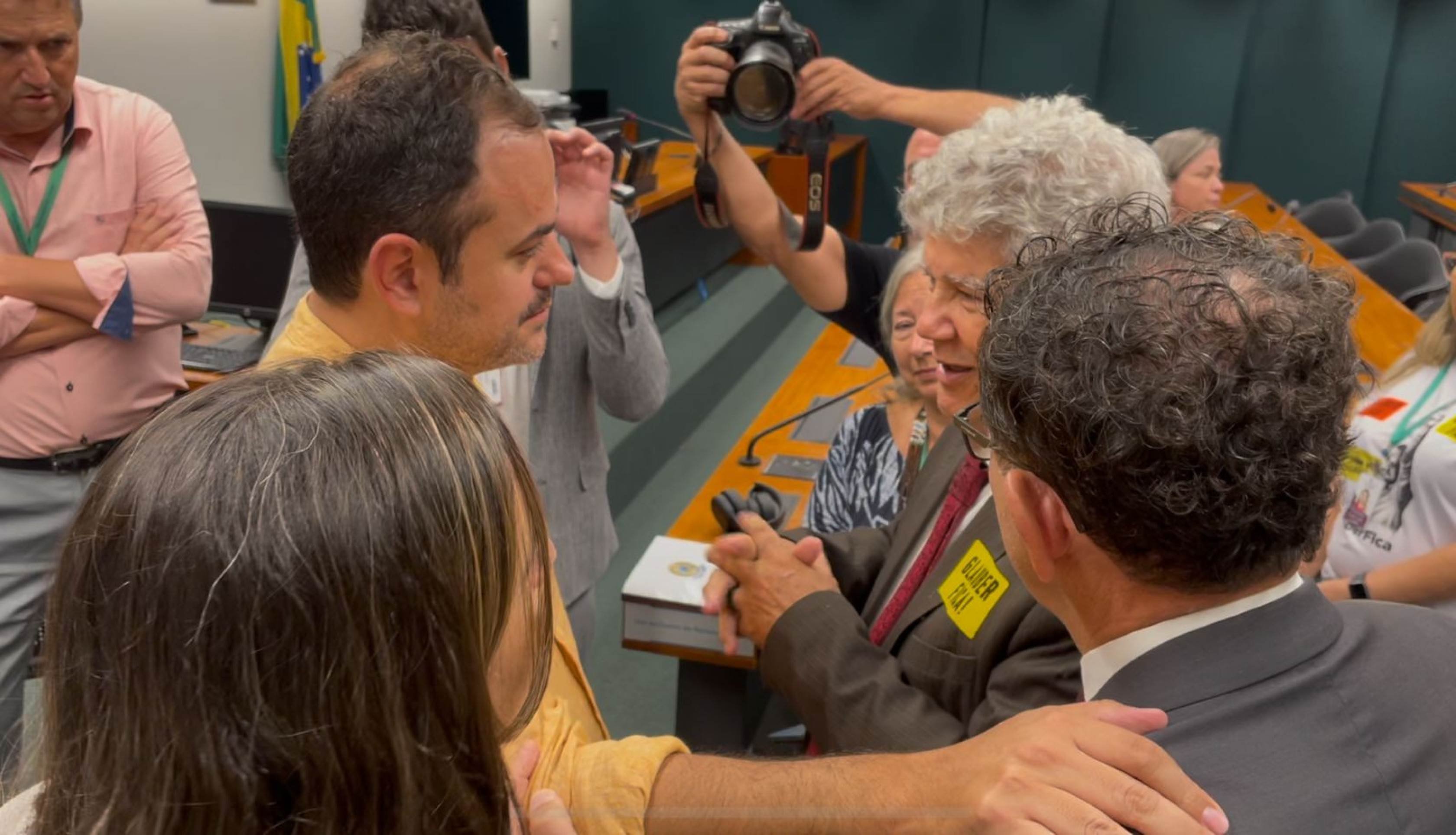 O parlamentar não quis conceder entrevistas, mas liberou a imprensa para fazer imagens do local onde permanece em jejum