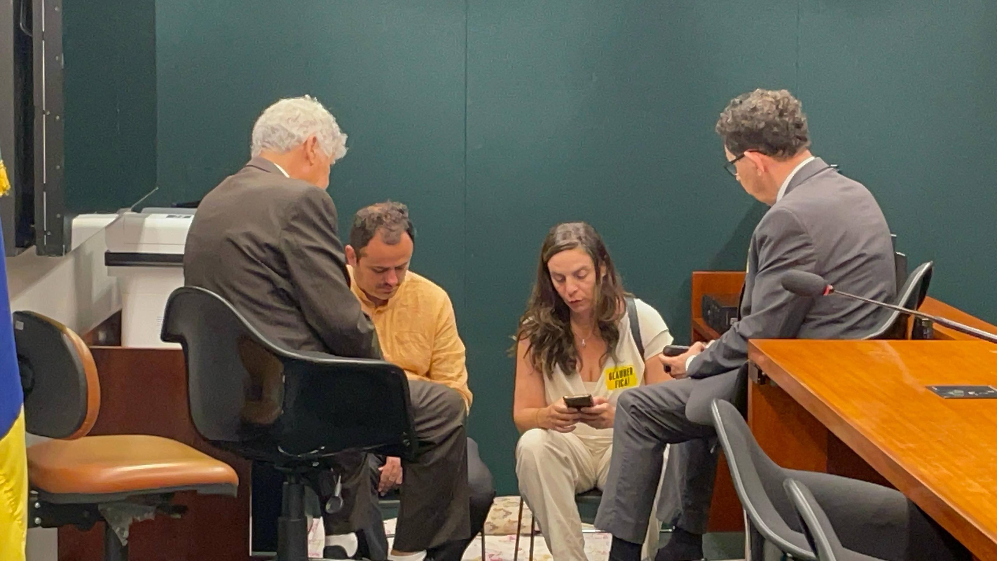 O parlamentar não quis conceder entrevistas, mas liberou a imprensa para fazer imagens do local onde permanece em jejum