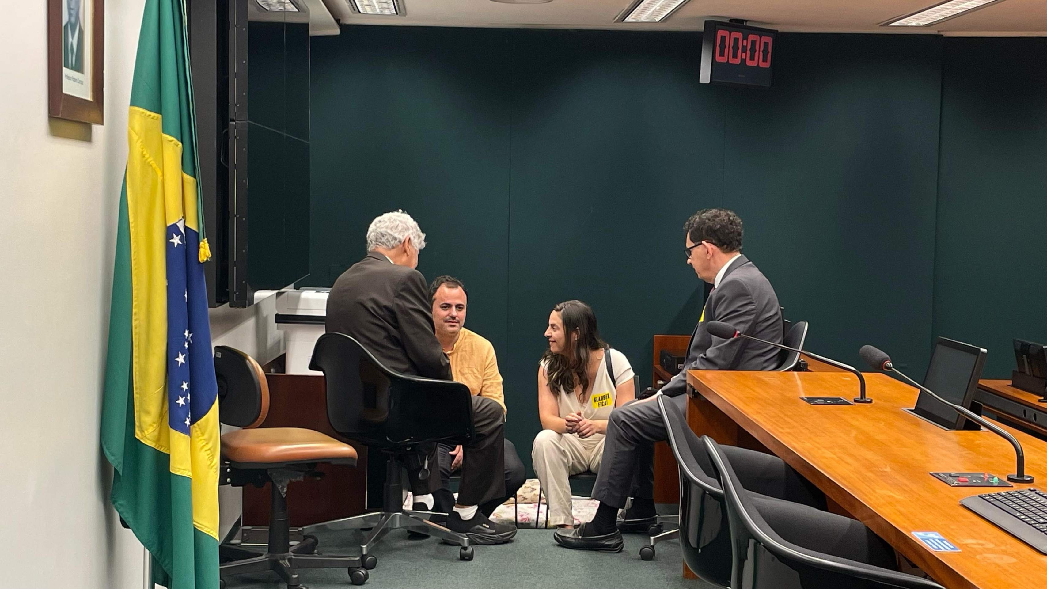 O parlamentar não quis conceder entrevistas, mas liberou a imprensa para fazer imagens do local onde permanece em jejum