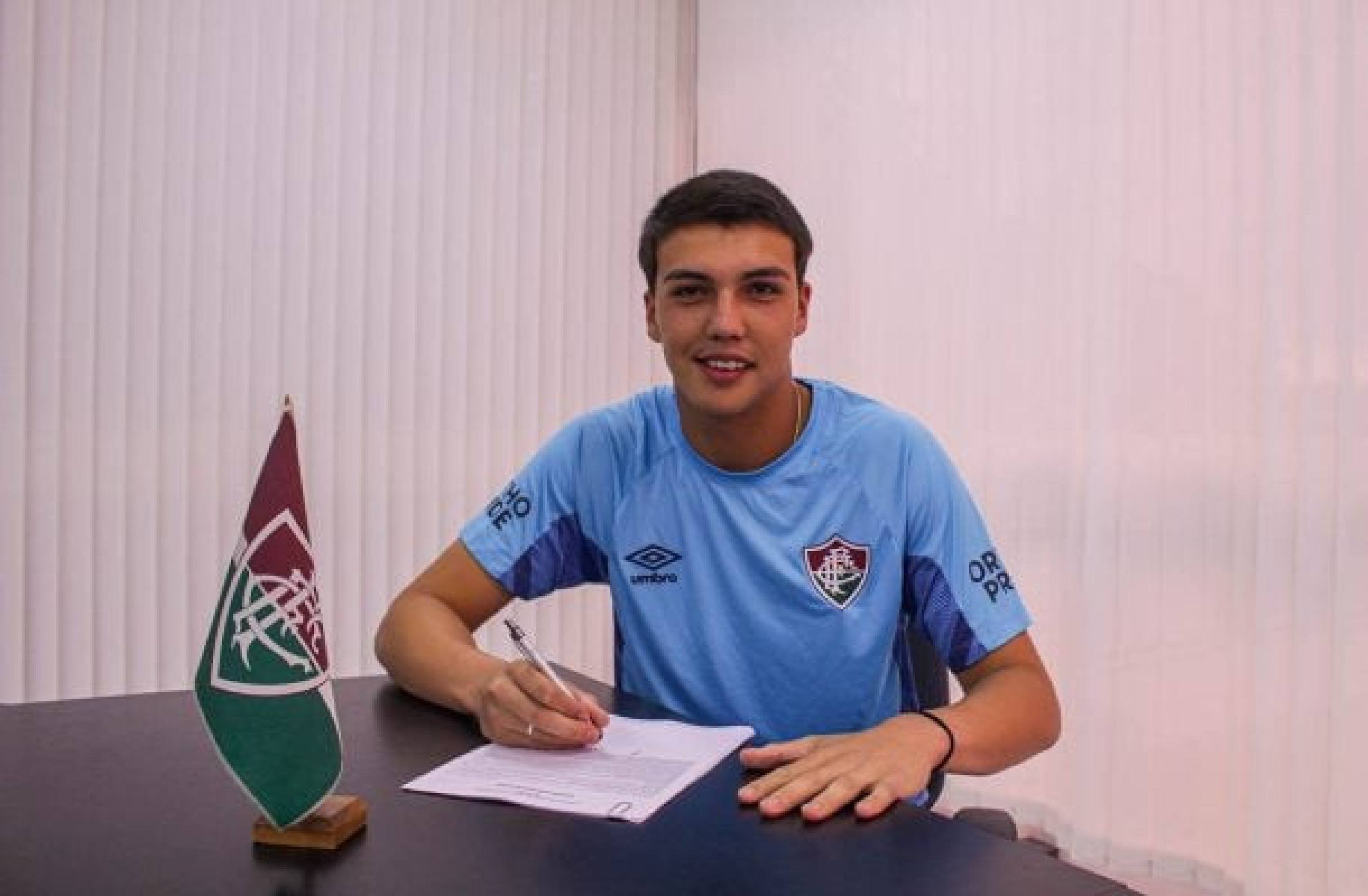 Fluminense renova contrato do goleiro Gustavo Félix