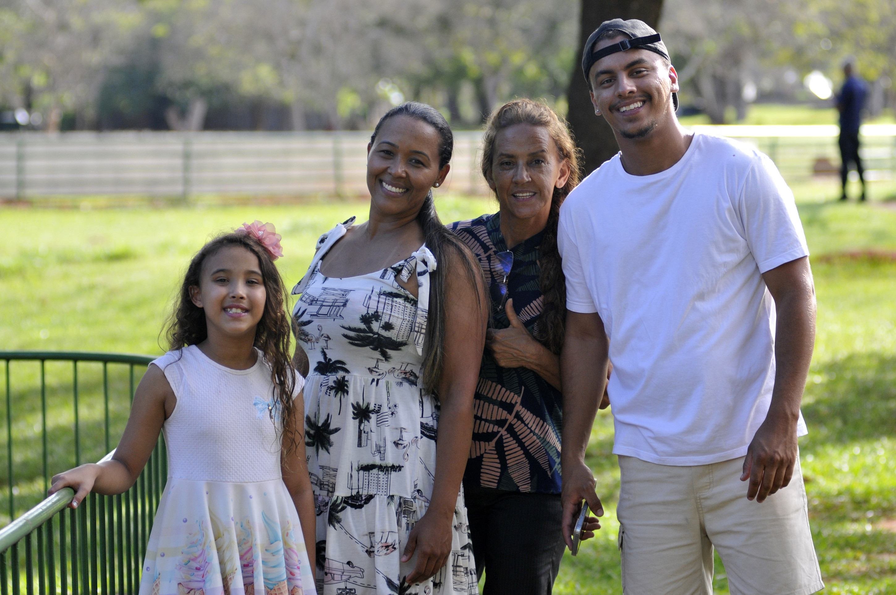  Lara Beatriz, 8 anos, e família: encantamento com os bichos do zoo