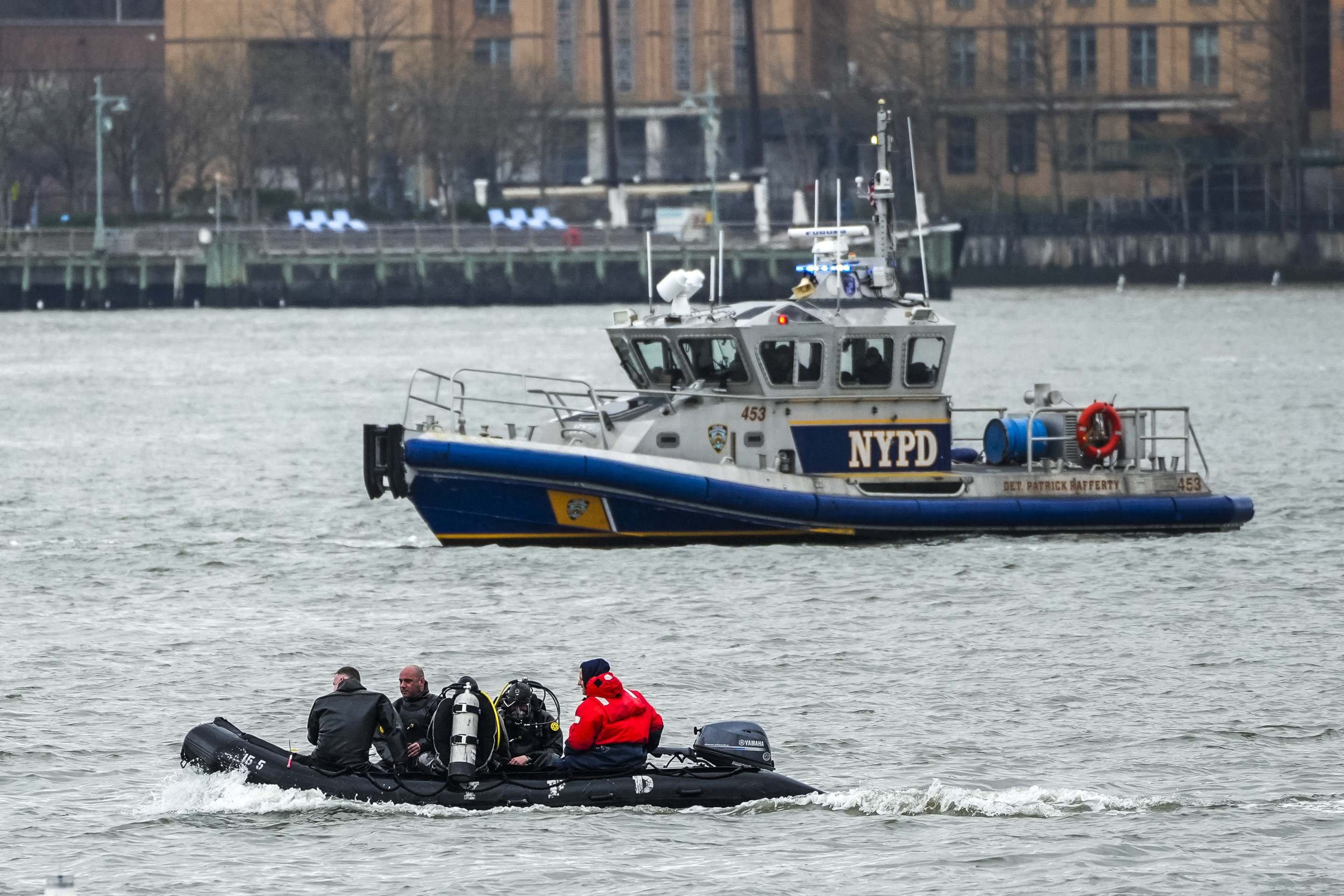 Equipe de mergulhadores da Polícia de Nova York realizaram buscas perto do local da queda de um helicóptero no Rio Hudson, em 11 de abril de 2025      