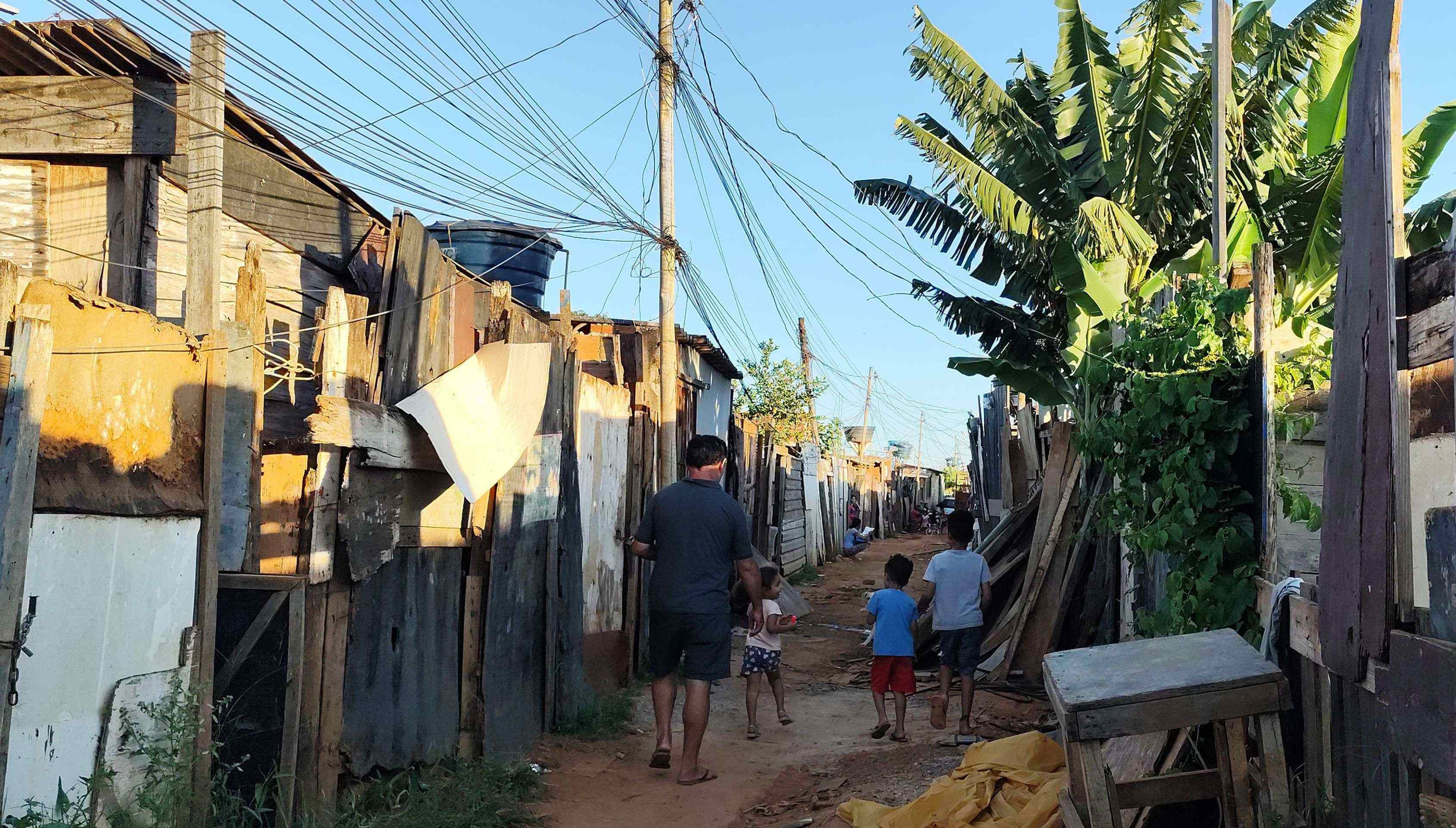  11/04/2025 Ed Alves CB/DA Press. Cidades. Santa Luzia na Estrutural. Saneamento basico,  barracos de madeira. 