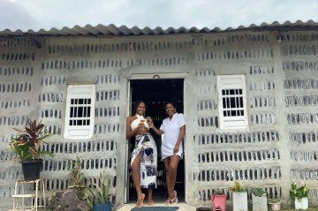 A construção da mãe e da filha recebeu o nome de Casa de sal e é uma reivindicação por moradia e ecologia popular -  (crédito: Reprodução/Instagram/casadesal.eco)