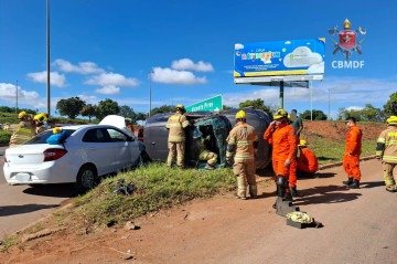 Acidente na via Estrutural, sentido EPTG. Nenhuma vítima precisou ser transferida para hospitais. - (crédito: Divulgação CBMDF) Acidente na via Estrutural, sentido EPTG. Nenhuma vítima precisou ser transferida para hospitais. - (crédito: Divulgação CBMDF)