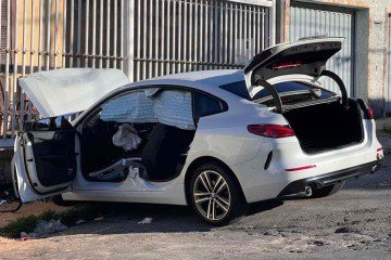 Motorista de BMW perde o controle e bate em muro de casa, em BH - Edésio Ferreira/EM/D.A. Press