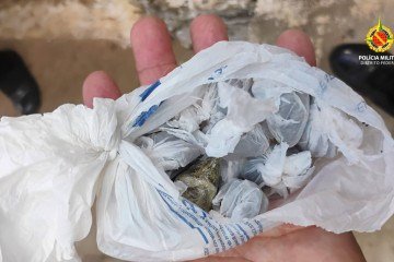 Com o adolescente os policiais encontraram porções de maconha embaladas para venda