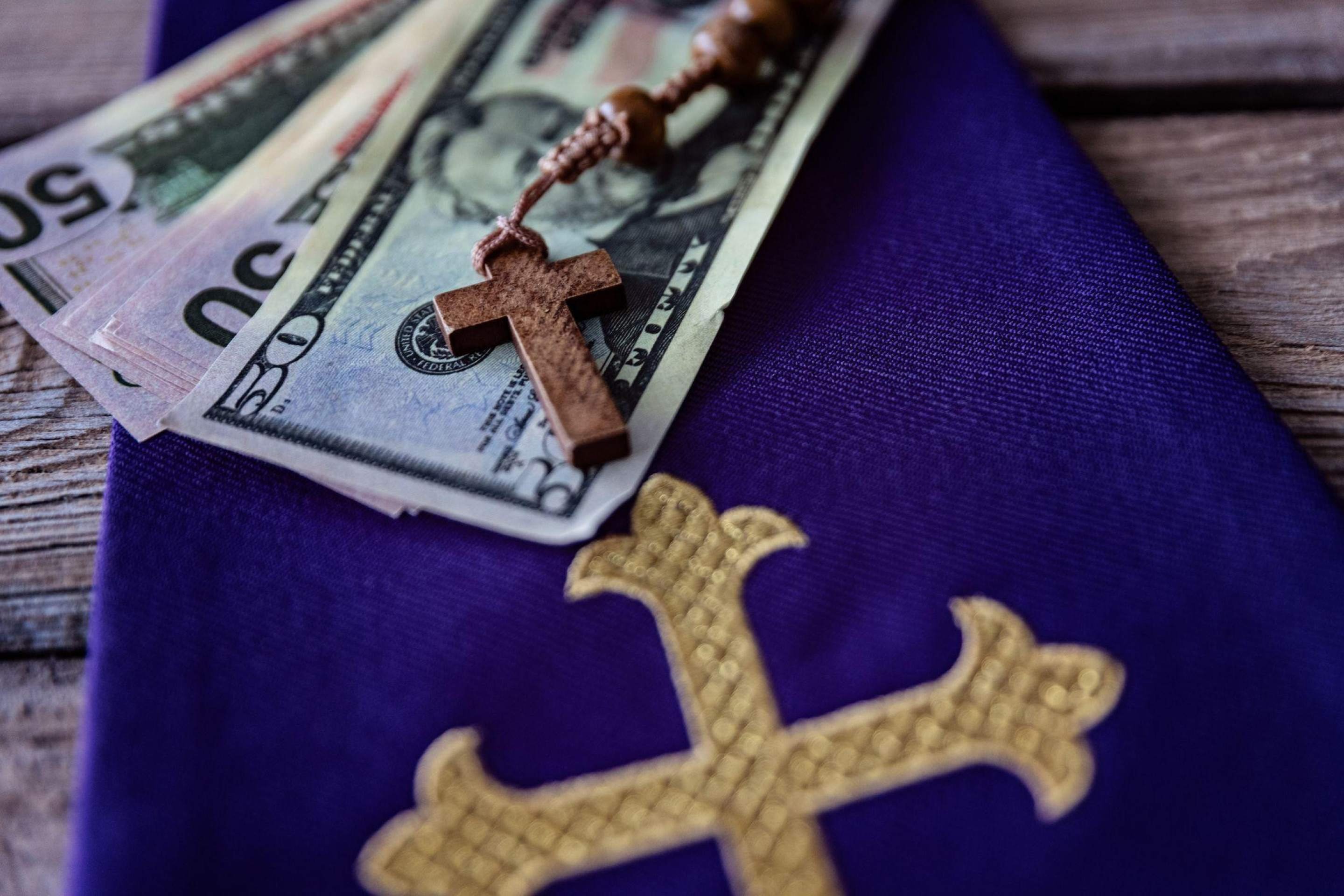 Por que religiões cristãs aceitam cobrança de juros apesar da prática ser condenada pela Bíblia