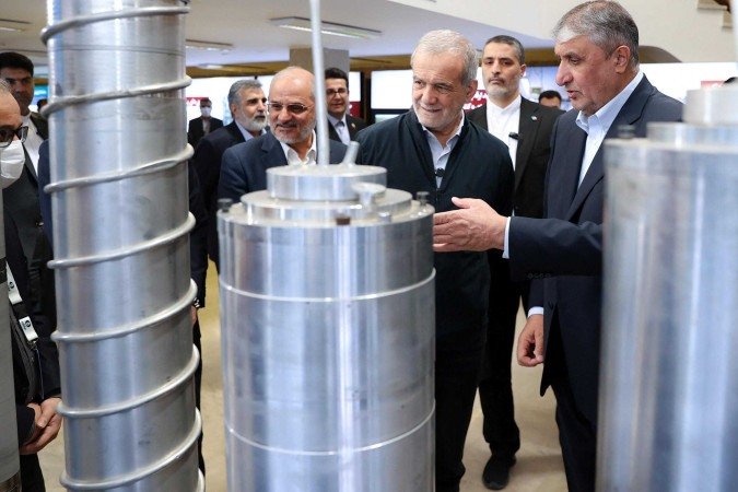 O presidente iraniano, Masoud Pezeshkian (segundo à direita), e o chefe da agência nuclear, Mohammed Eslami, observam centrífugas - (crédito: Presidência do Irã/AFP) O presidente iraniano, Masoud Pezeshkian (segundo à direita), e o chefe da agência nuclear, Mohammed Eslami, observam centrífugas - (crédito: Presidência do Irã/AFP)