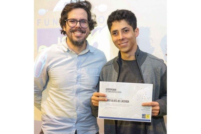 Erick Alves (D), 18 anos, recebeu o certificado do Projeto Conectados pelo professor Alisson Ramos (E) -  (crédito: Divulgação)