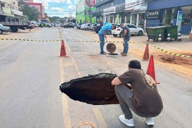 Manilha da Caesb cai, e abre cratera no meio da rua 8 em Vicente Pires. - (crédito: Wanderlei Pozzembom) Manilha da Caesb cai, e abre cratera no meio da rua 8 em Vicente Pires. - (crédito: Wanderlei Pozzembom)
