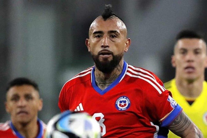 Arturo Vidal pela seleção chilena - (crédito: JAVIER TORRES/AFP via Getty Images) Arturo Vidal pela seleção chilena - (crédito: JAVIER TORRES/AFP via Getty Images)