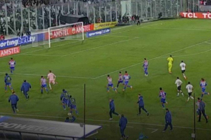 Torcedores invadem o campo em Colo-Colo x Fortaleza, pela Libertadores - (crédito: Foto: Reprodução) Torcedores invadem o campo em Colo-Colo x Fortaleza, pela Libertadores - (crédito: Foto: Reprodução)