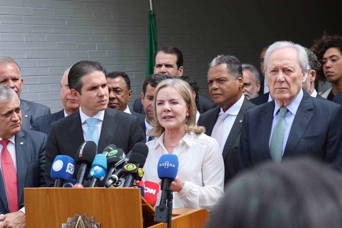 Reunião com presidente Hugo Motta e líderes para apresentação da PEC da Segurança Pública. Ministra de Secretaria de Relações Institucionais, Gleisi Hoffmann; Presidente da Câmara dos Deputados, Hugo Motta (REPUBLICANOS - PB) e Ministro da Justiça e Segurança Pública, Ricardo Lewandowski - (crédito: Marina Ramos / Câmara dos Deputados) Reunião com presidente Hugo Motta e líderes para apresentação da PEC da Segurança Pública. Ministra de Secretaria de Relações Institucionais, Gleisi Hoffmann; Presidente da Câmara dos Deputados, Hugo Motta (REPUBLICANOS - PB) e Ministro da Justiça e Segurança Pública, Ricardo Lewandowski - (crédito: Marina Ramos / Câmara dos Deputados)