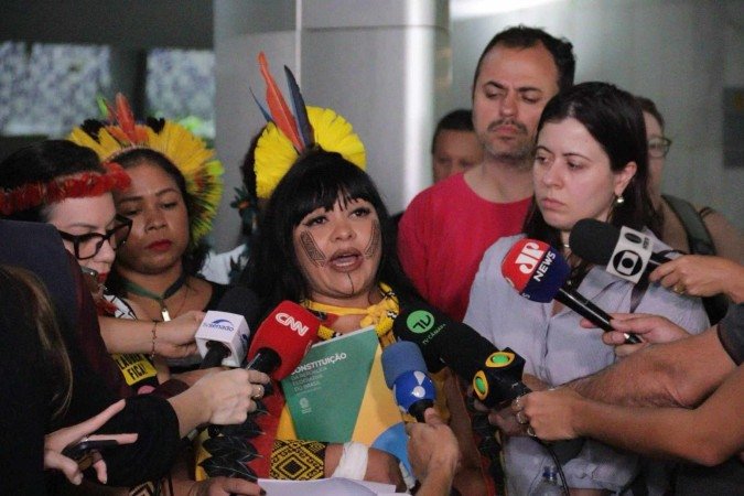 Xacriabá quase foi impedida pelos policiais de retornar à Câmara - (crédito: Wal de LIma/CB/D.A Press) Xacriabá quase foi impedida pelos policiais de retornar à Câmara - (crédito: Wal de LIma/CB/D.A Press)