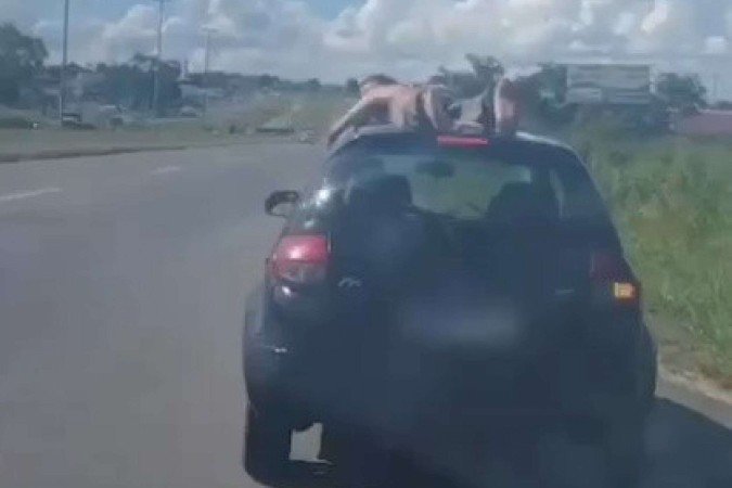 Passageiro viaja pelado em teto de carro a 100km/h - (crédito: Polícia Rodoviária Federal) Passageiro viaja pelado em teto de carro a 100km/h - (crédito: Polícia Rodoviária Federal)