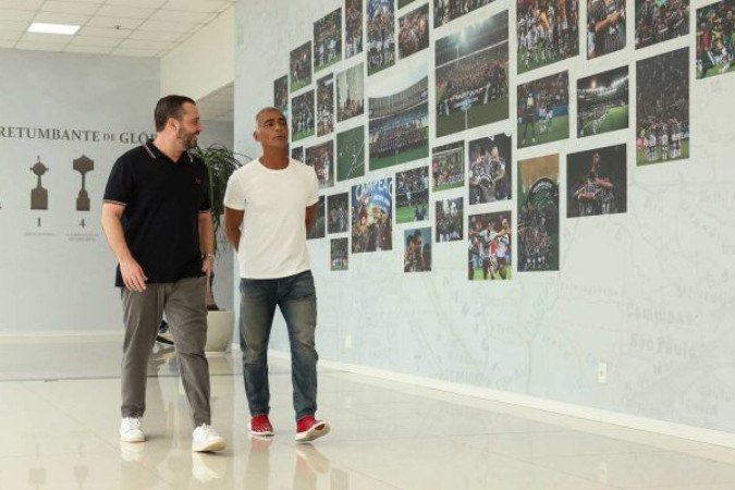 Romário (esq.) celebra acordo com Mário Bittencourt, presidente do Fluminense - (crédito: Foto: Marcelo Gonçalves/FFC) Romário (esq.) celebra acordo com Mário Bittencourt, presidente do Fluminense - (crédito: Foto: Marcelo Gonçalves/FFC)