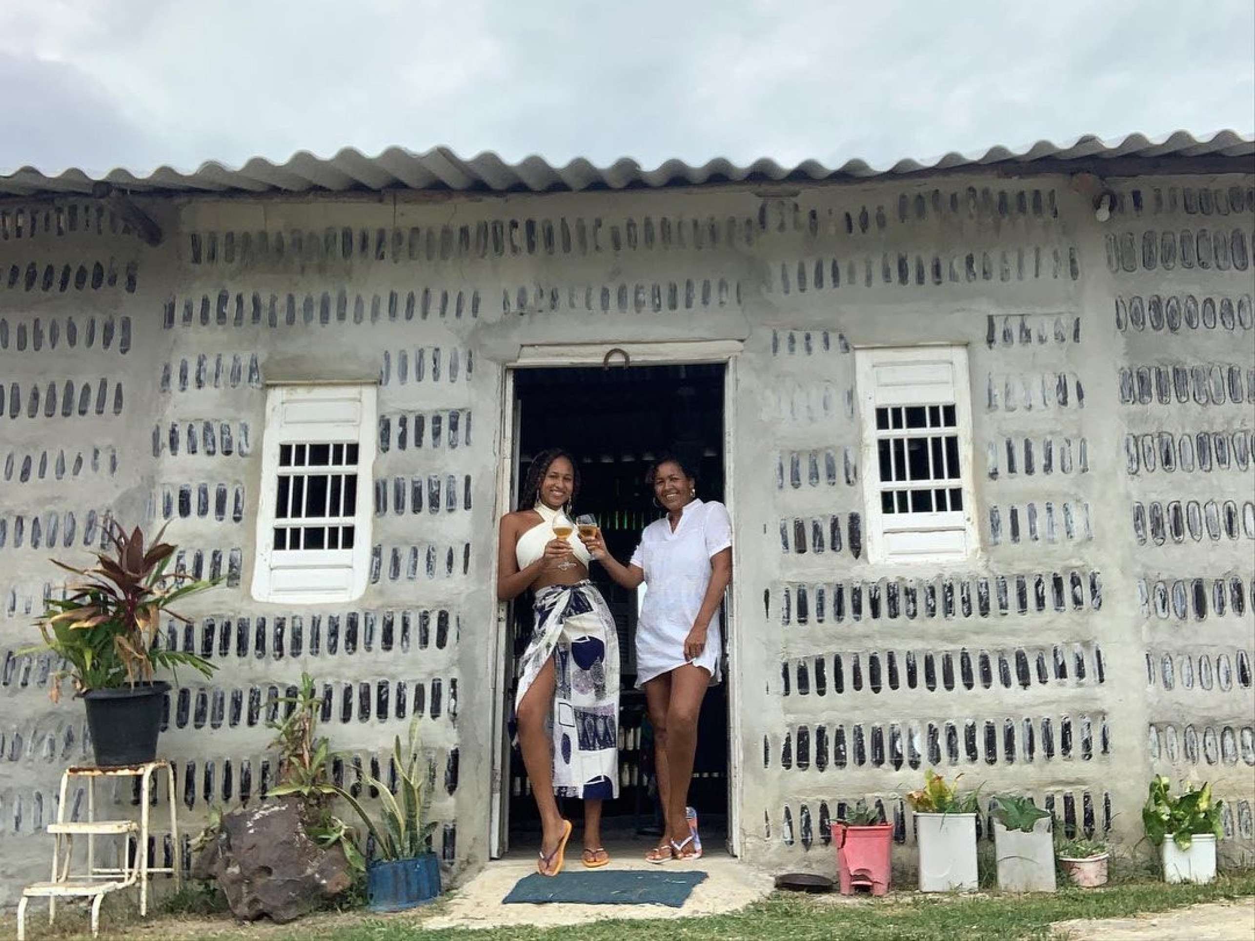 A casa construída com 8 mil garrafas de vidro por mãe e filha A casa construída com 8 mil garrafas de vidro por mãe e filha