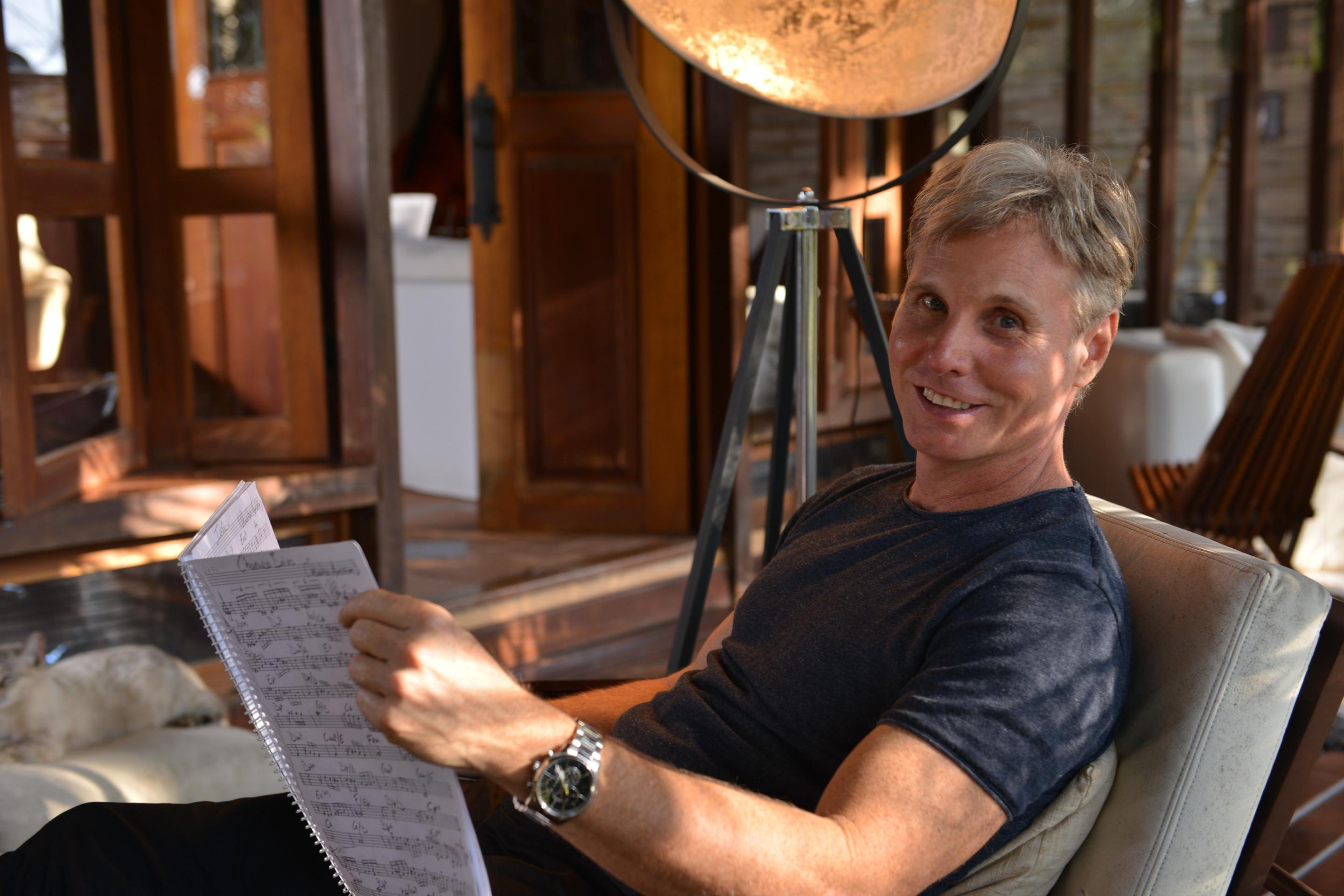 Baixista Oswald Amorim comemora 40 anos de música com show no CTJ Hall