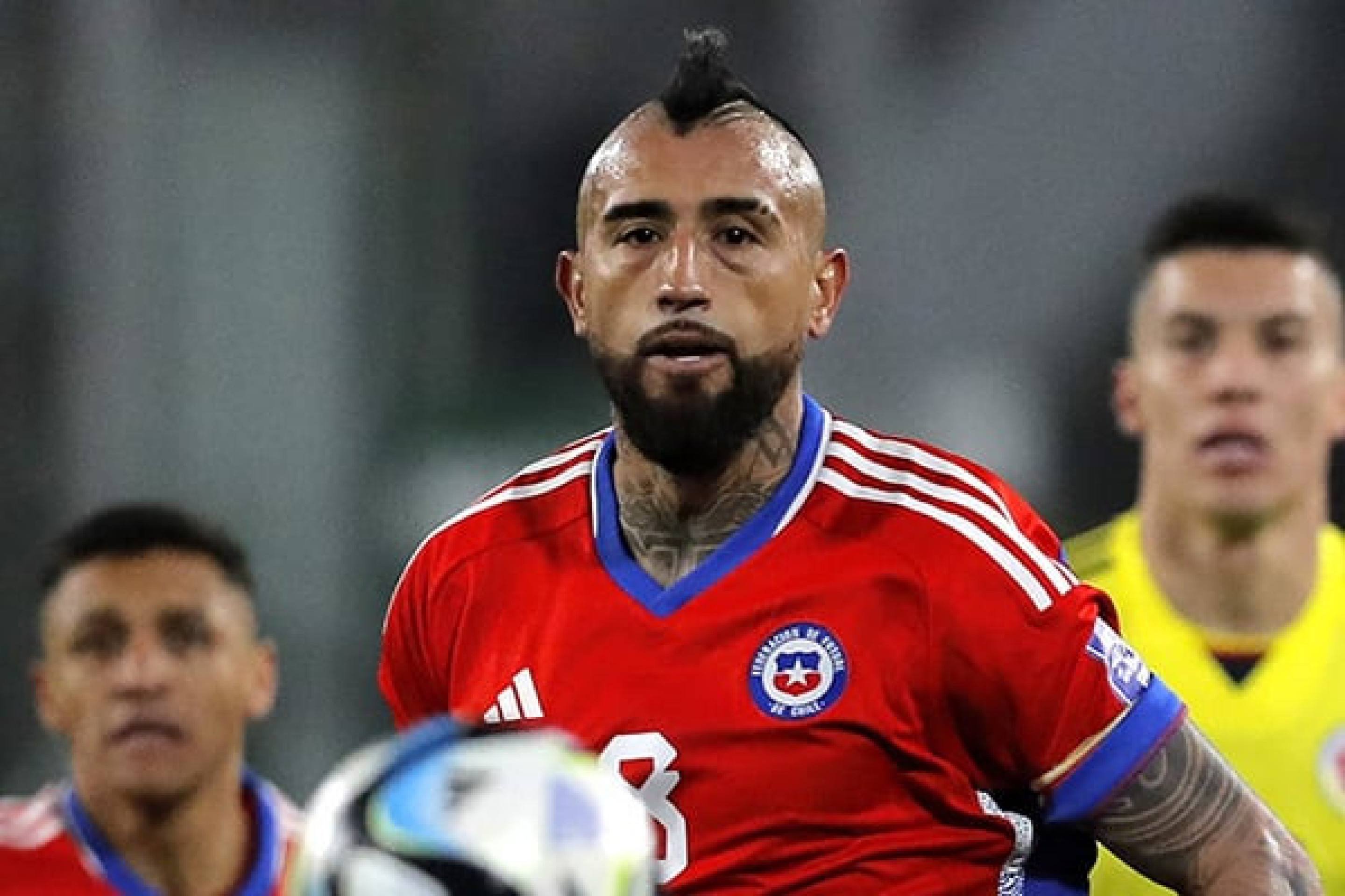Vidal presta apoio a familiares dos torcedores chilenos mortos