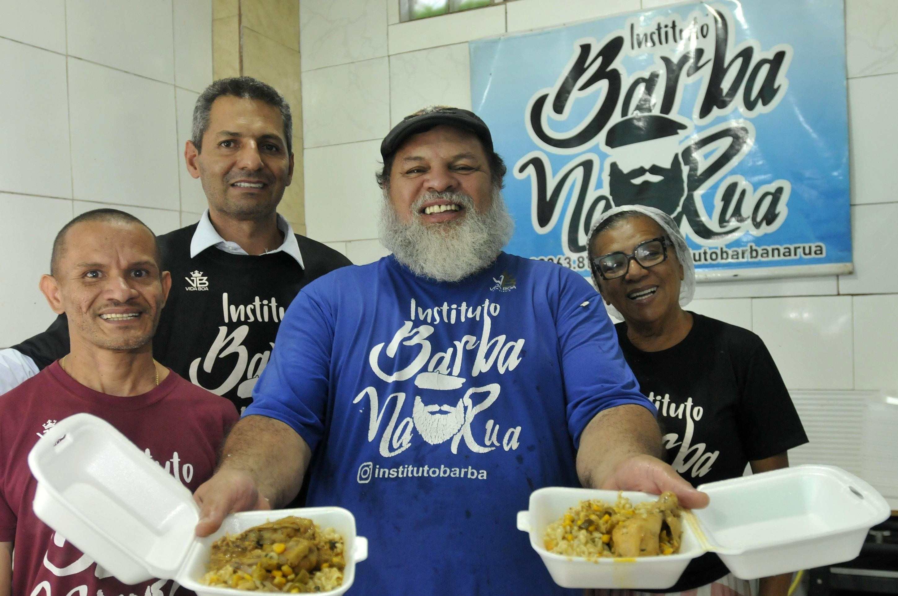  11/04/2025. Crédito: Minervino Júnior/CB/D.A Press. Brasil.  Brasilia - DF. Caderno do aniversário de Brasilia. Inclusão social projeto Barba na Rua. Distribuição de marmitas para a população carente.