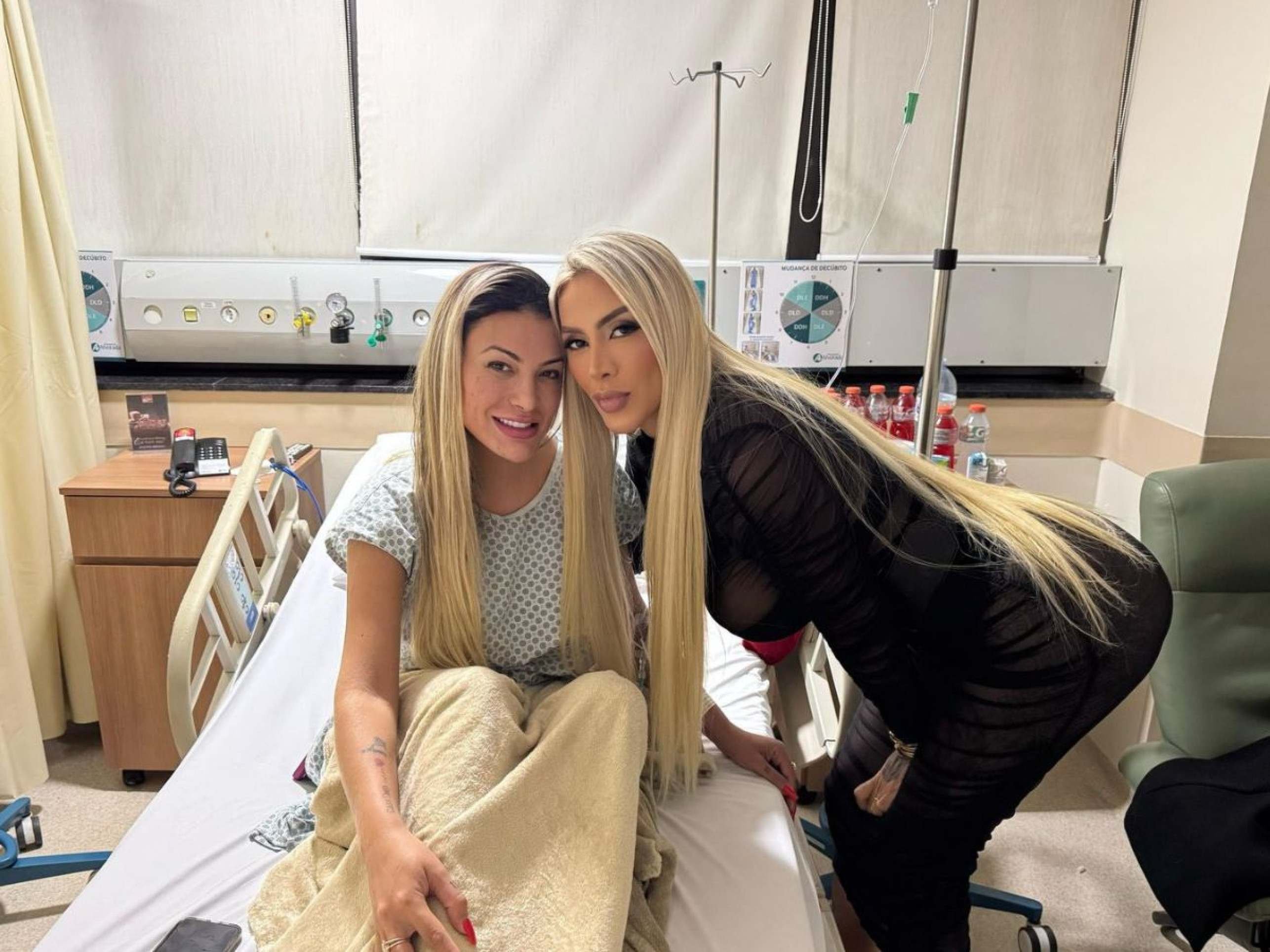 Juju Ferrari visita Andressa Urach após pancadaria e internação