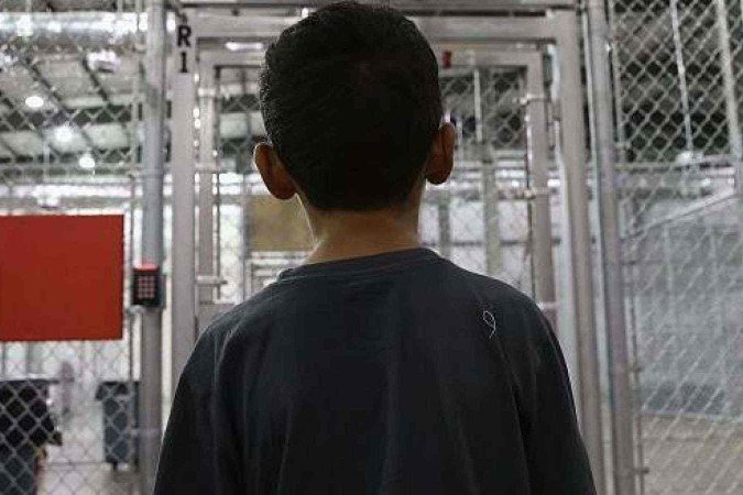 Com o cancelamento dos contratos entre o governo americano e as organizações que oferecem assistência jurídica a menores imigrantes, muitas crianças poderão precisar se apresentar à Justiça desacompanhadas - (crédito: Getty Images) Com o cancelamento dos contratos entre o governo americano e as organizações que oferecem assistência jurídica a menores imigrantes, muitas crianças poderão precisar se apresentar à Justiça desacompanhadas - (crédito: Getty Images)