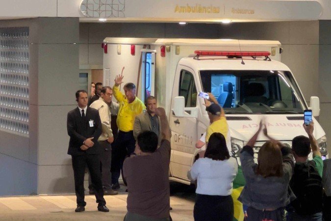 Bolsonaro saiu andando da ambulância e foi recebido por um grupo de apoiadores ao chegar no hospital DFStar, em Brasília - (crédito: Eduarda Esposito/CB/D.A. Press) Bolsonaro saiu andando da ambulância e foi recebido por um grupo de apoiadores ao chegar no hospital DFStar, em Brasília - (crédito: Eduarda Esposito/CB/D.A. Press)