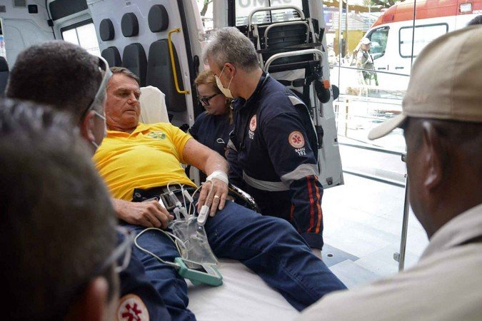 Ambulância transportando o ex-presidente brasileiro Jair Bolsonaro chega ao Hospital Rio Grande - (crédito: Getty Images) Ambulância transportando o ex-presidente brasileiro Jair Bolsonaro chega ao Hospital Rio Grande - (crédito: Getty Images)